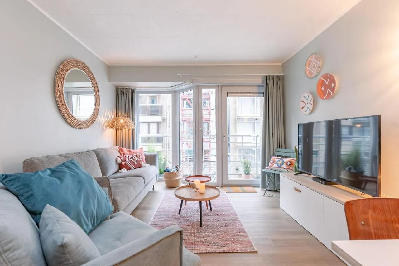 B At C - A Trendy Flat With A Vintage Feel, Outdoor Swimming Pool And Lateral Sea View!