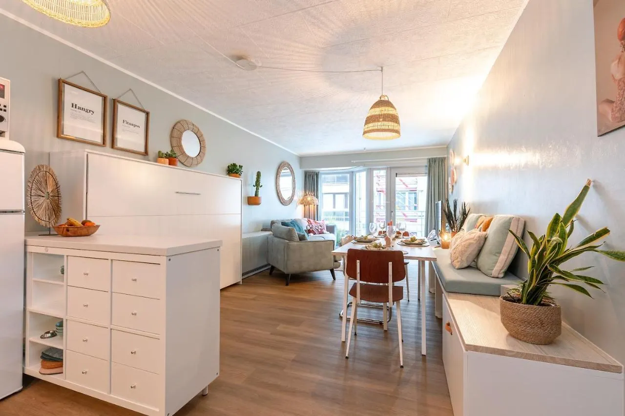 B At C - A Trendy Flat With A Vintage Feel, Outdoor Swimming Pool And Lateral Sea View! 0*, Ostend Belgium