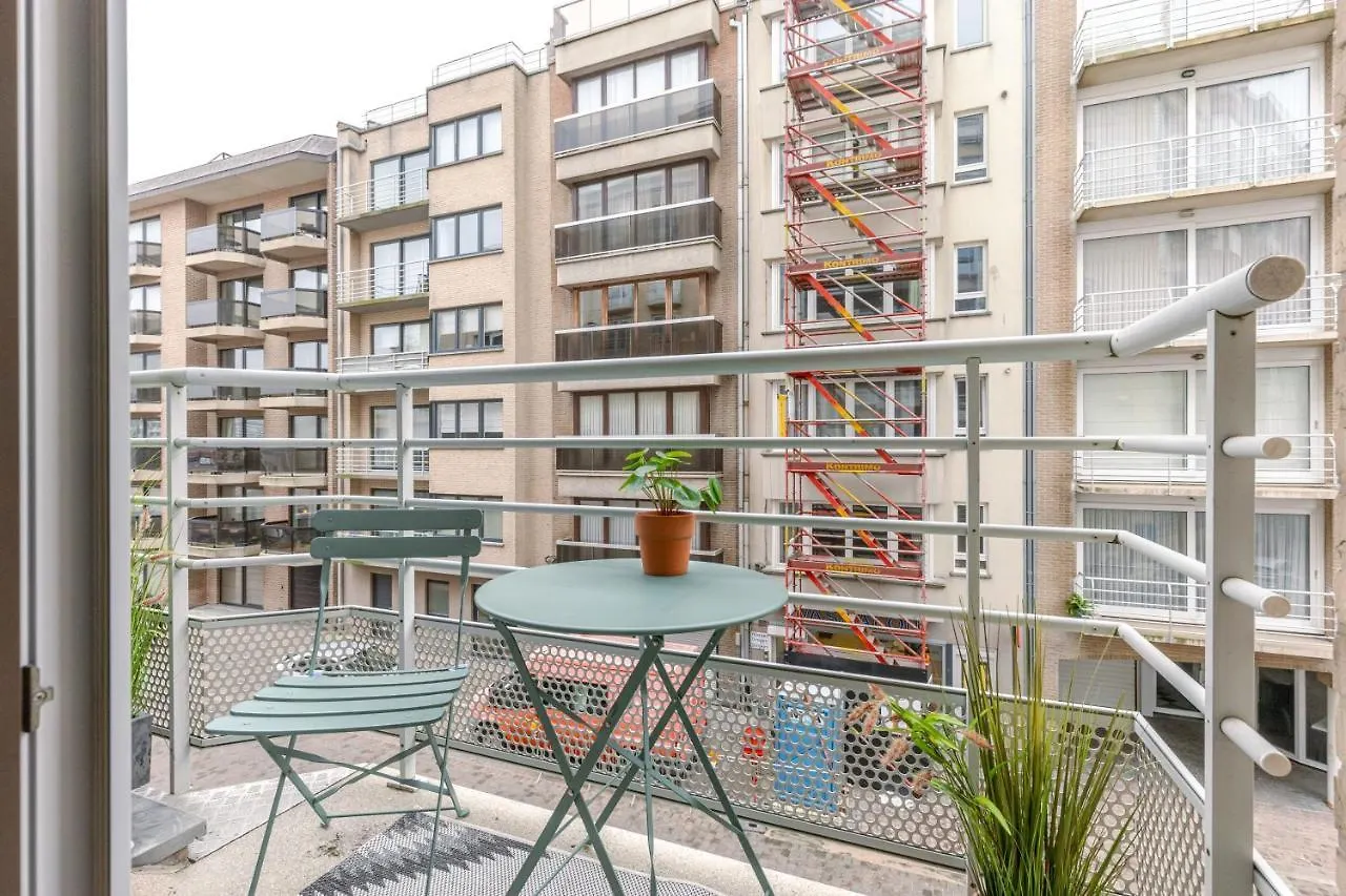 Apartment B At C - A Trendy Flat With A Vintage Feel, Outdoor Swimming Pool And Lateral Sea View!