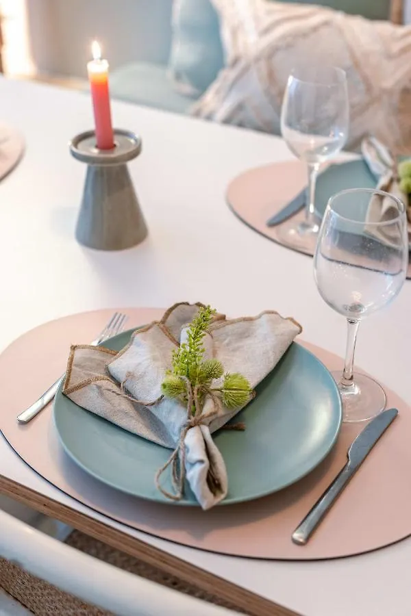 B At C - A Trendy Flat With A Vintage Feel, Outdoor Swimming Pool And Lateral Sea View! 0*, Ostend