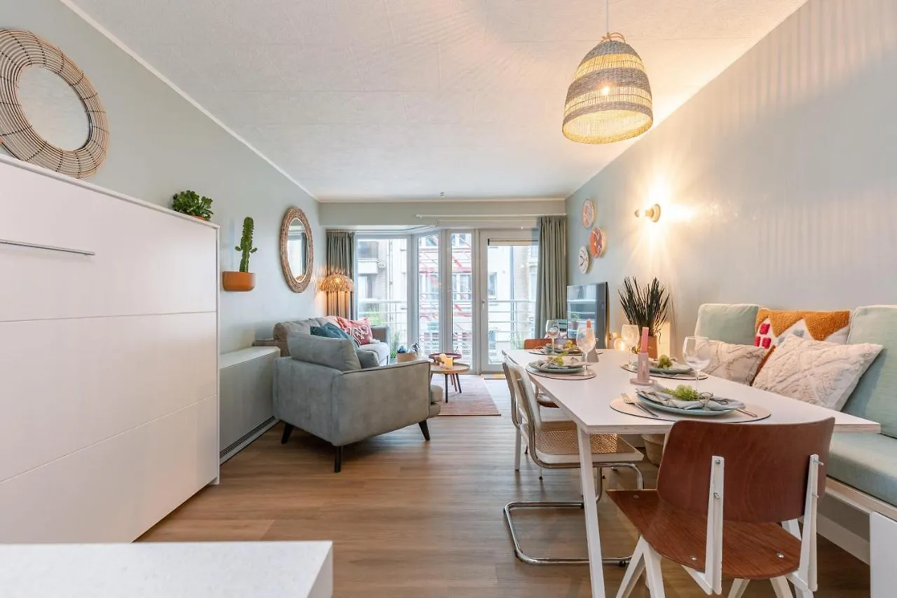 B At C - A Trendy Flat With A Vintage Feel, Outdoor Swimming Pool And Lateral Sea View!