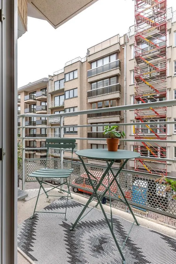 B At C - A Trendy Flat With A Vintage Feel, Outdoor Swimming Pool And Lateral Sea View! 0*, Ostend Belgium
