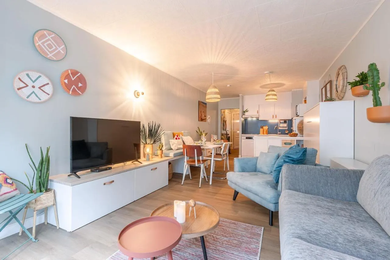 B At C - A Trendy Flat With A Vintage Feel, Outdoor Swimming Pool And Lateral Sea View! Apartment Ostend