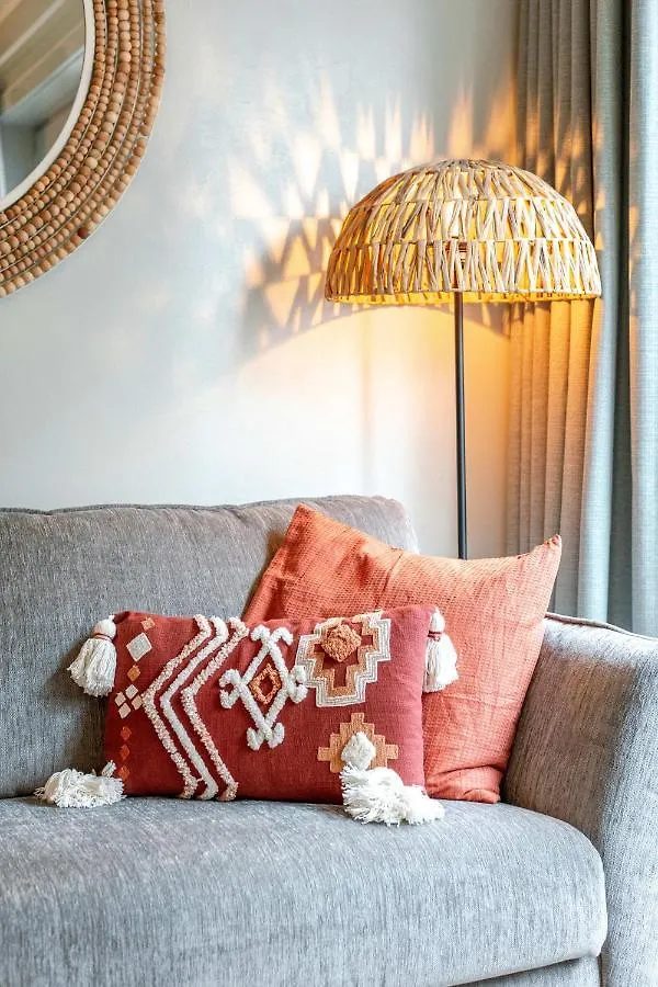 B At C - A Trendy Flat With A Vintage Feel, Outdoor Swimming Pool And Lateral Sea View!
